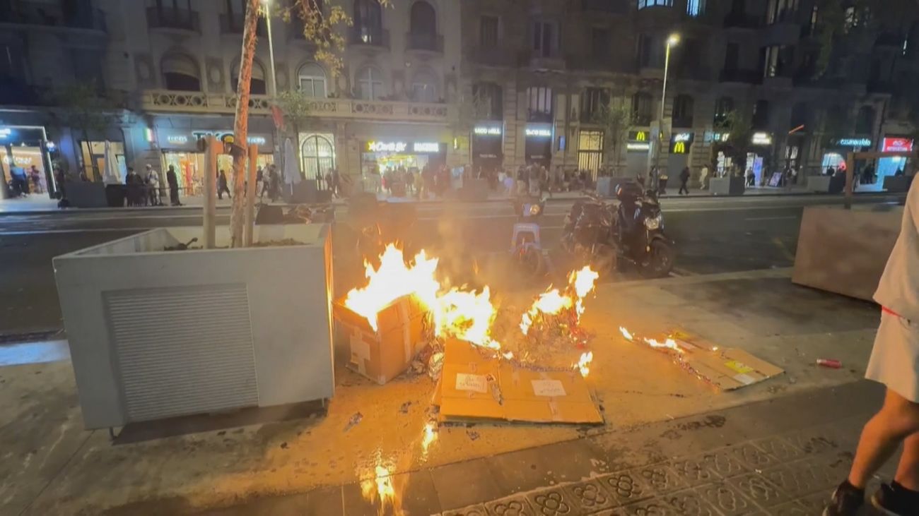 La Plaza de Cataluña se convierte en un campo de batalla en una protesta de grupos antisistema