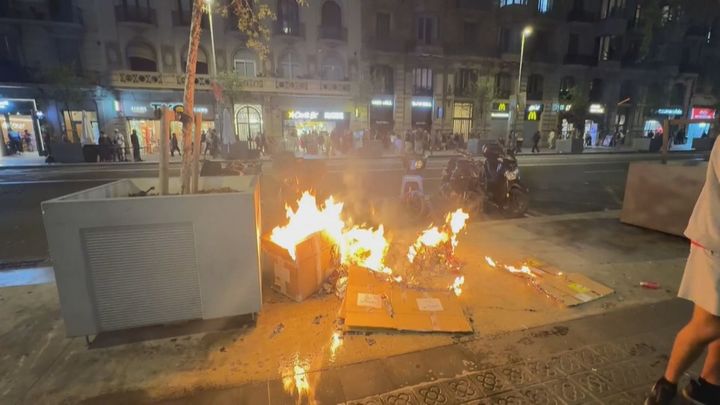 La Plaza de Cataluña se convierte en un campo de batalla en una protesta de grupos antisistema