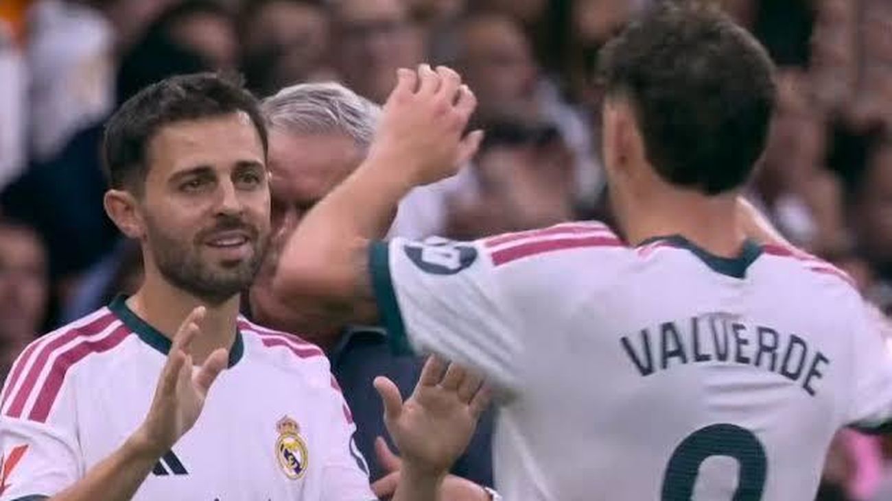 Valverde de lateral y Bernardo Silva