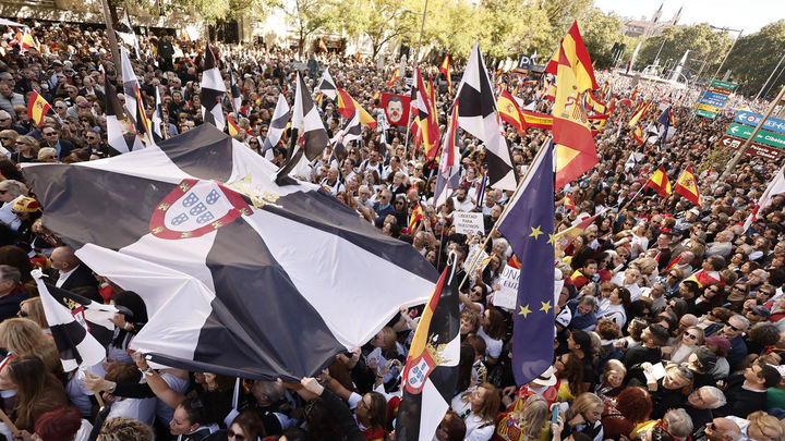 Miles de personas acuden en Madrid a la llamada de las 'caballas' para apoyar a Ceuta