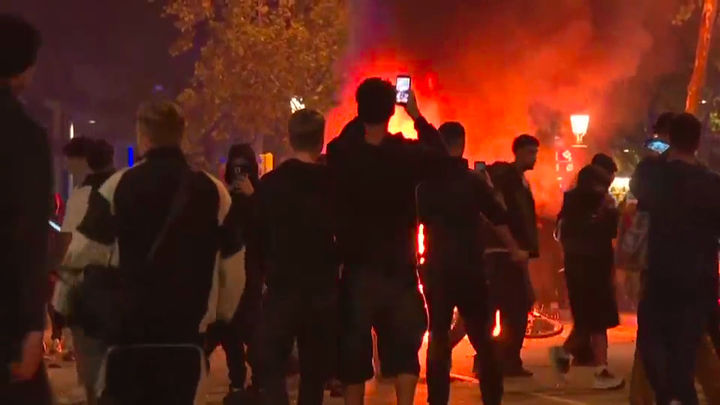 Sánchez calla  ante los disturbios de Barcelona y Feijóo avisa: "Han perdido la calle y quieren incendiarla"