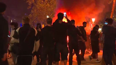 Sánchez calla  ante los disturbios de Barcelona y Feijóo avisa: "Han perdido la calle y quieren incendiarla"