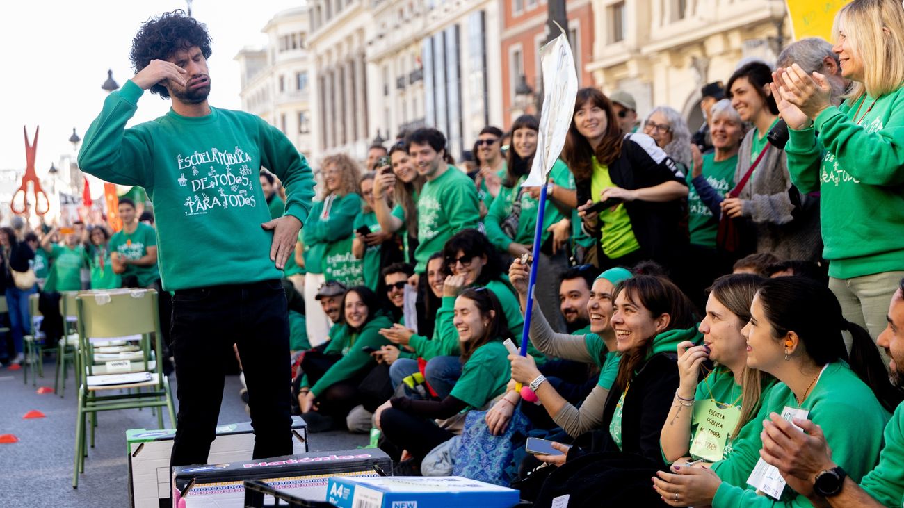 Los profesores en huelga cortan la Gran Vía en una nueva jornada de protestas por la educación pública en Madrid