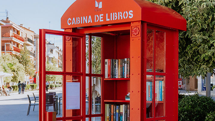 Las Rozas instala dos cabinas para intercambiar libros y fomentar la lectura