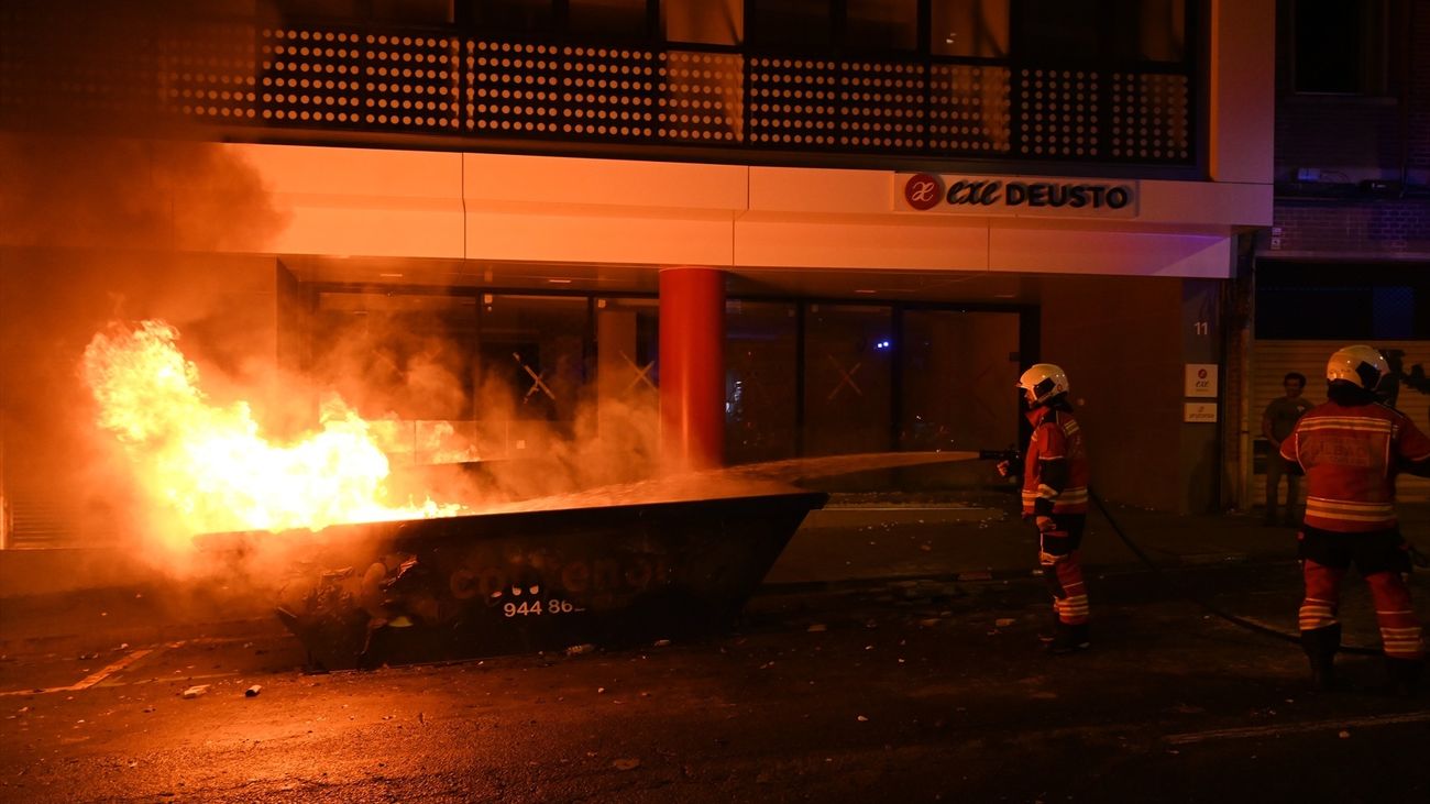 Contenedor quemado en Bilbao en las protestas contra un acto de Vito Quiles
