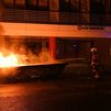 Contenedor quemado en Bilbao en las protestas contra un acto de Vito Quiles