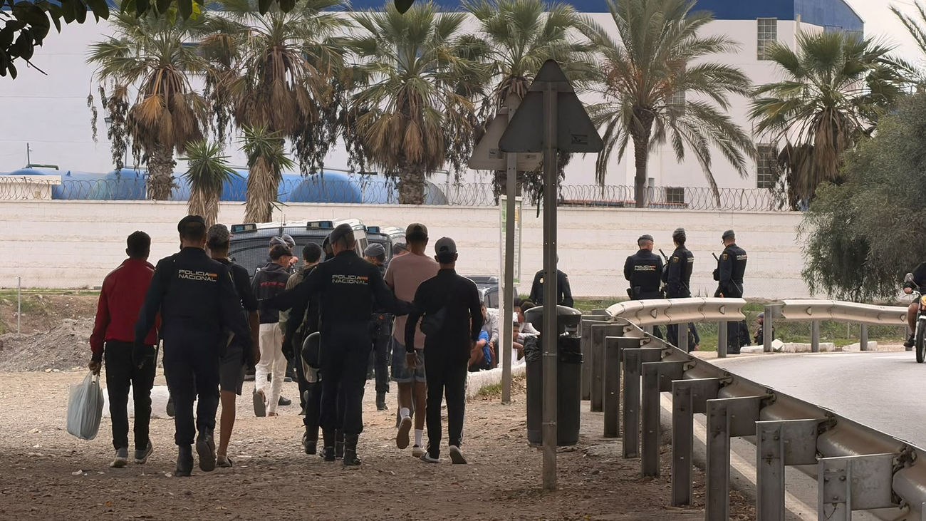 Gran despliegue policial en Ceuta para localizar migrantes: una decena de residentes del CETI, devueltos a Marruecos