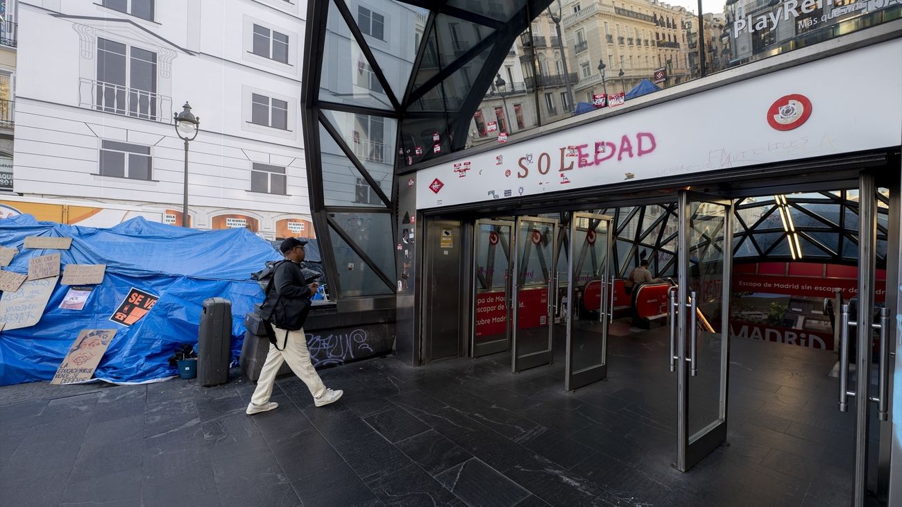 La Comunidad cifra en 25 millones las pérdidas por la acampada de Sol, que sigue pese a la dimisión del delegado