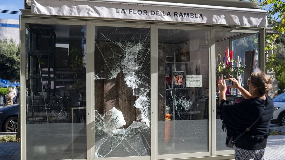 Los grupos dispersos que causaron los disturbios en Barcelona complicaron la actuación policial
