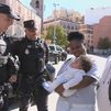 Dos policías salvan la vida a un bebé de 4 meses que había dejado de respirar en Madrid