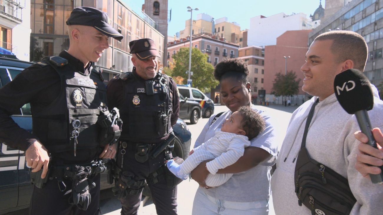 Dos policías salvan la vida a un bebé de 4 meses que había dejado de respirar en Madrid